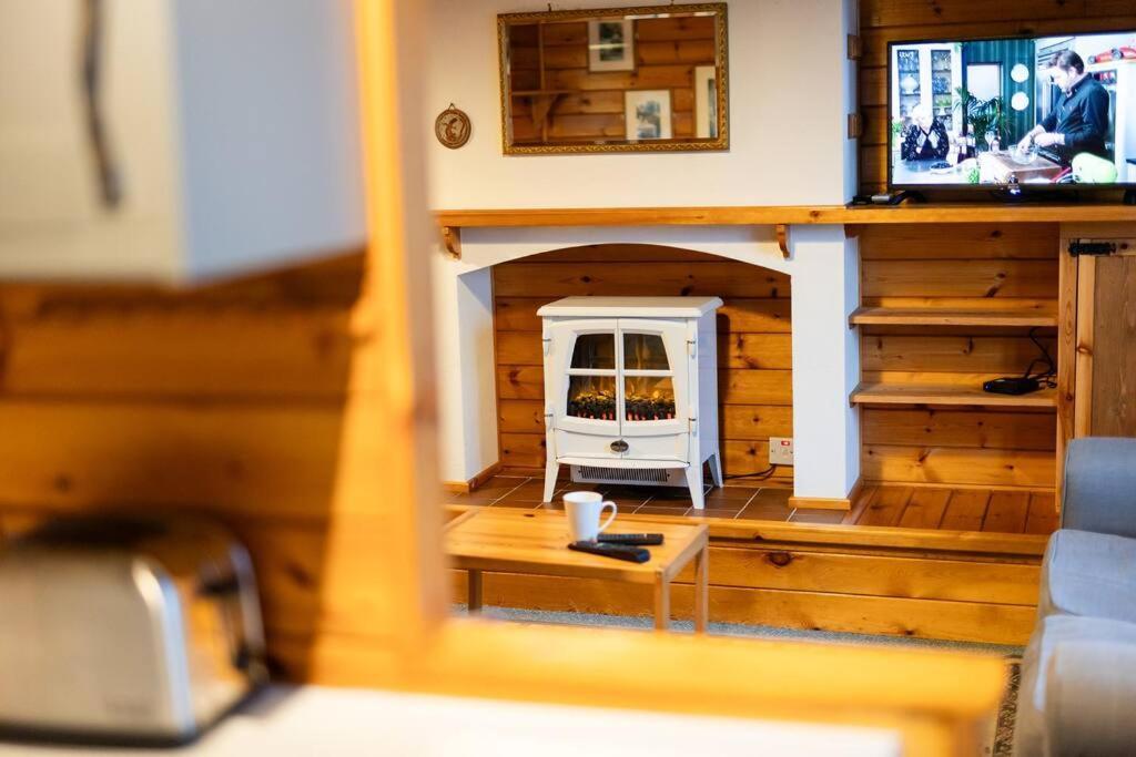 Cozy Norwegian Style Log Cabin In Rural Snowdonia - 2 Bedrooms & Parking By Seren Short Stays Ffestiniog Bagian luar foto