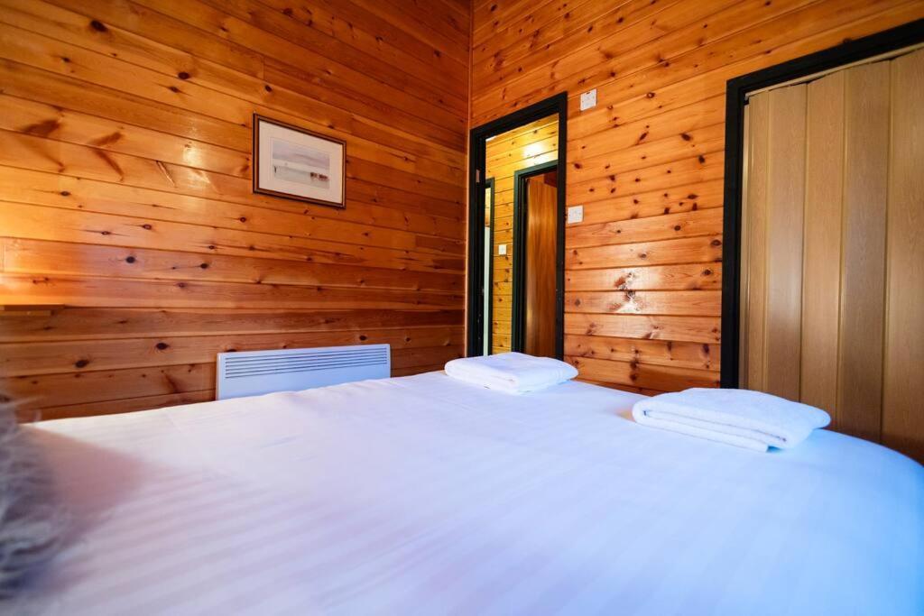 Cozy Norwegian Style Log Cabin In Rural Snowdonia - 2 Bedrooms & Parking By Seren Short Stays Ffestiniog Bagian luar foto